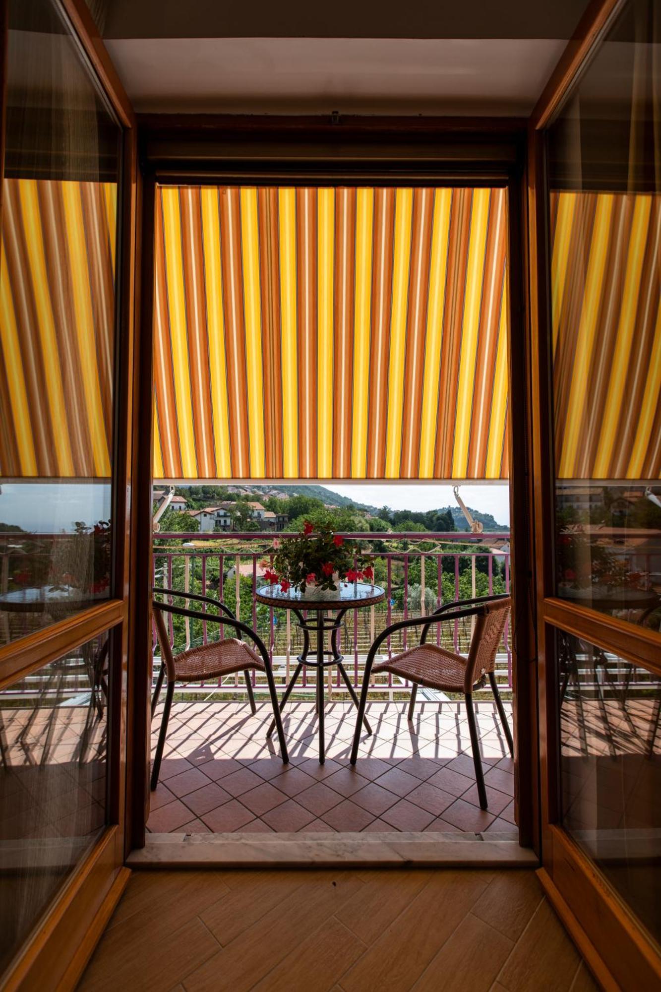 Sant'Anna Bed & Breakfast Аджерола Екстериор снимка